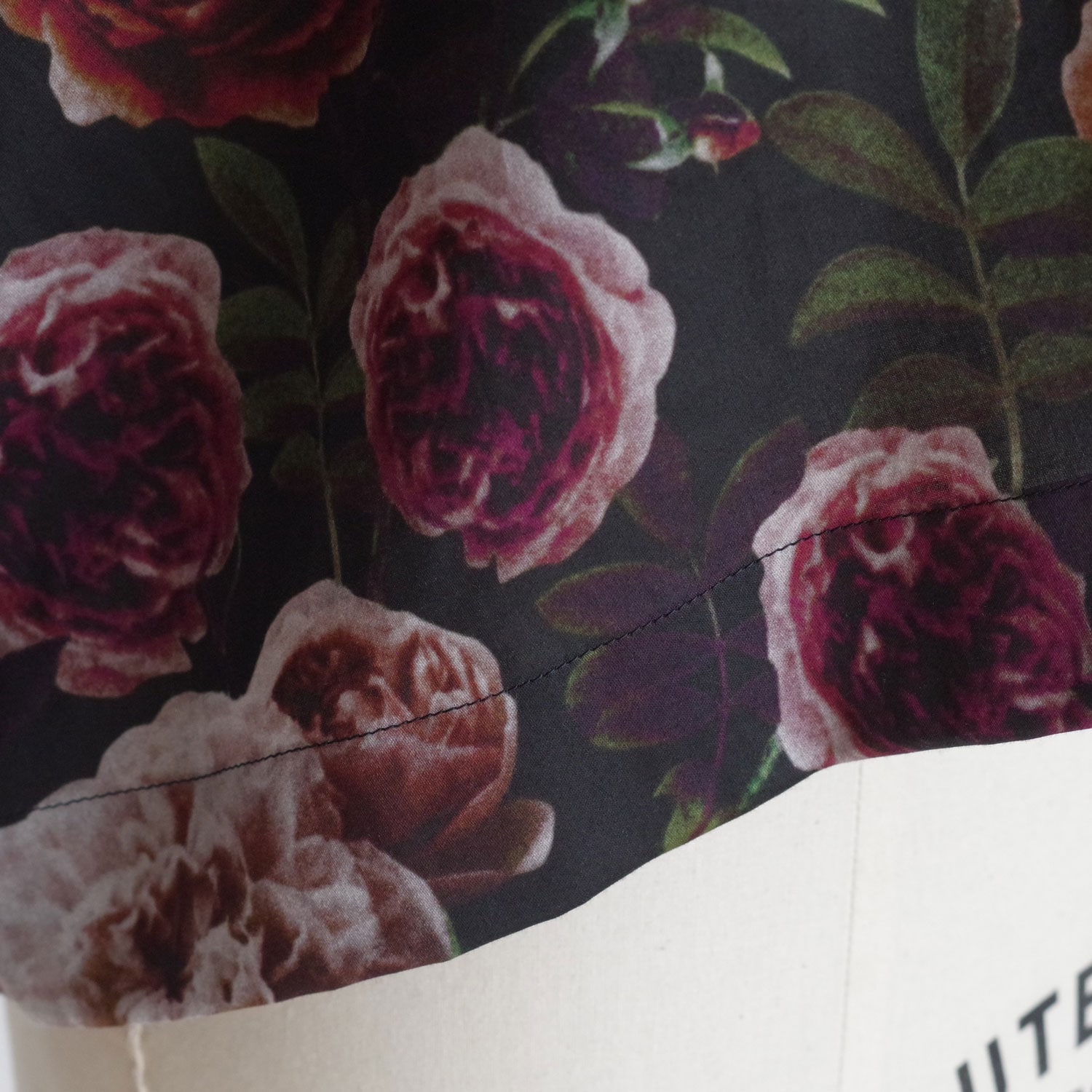 ECOLE DE CURIOSITES ��������ɥ���ꥪ���� : BRIGITTE (ROSES��BLACK) �ץ��ȥ֥饦��