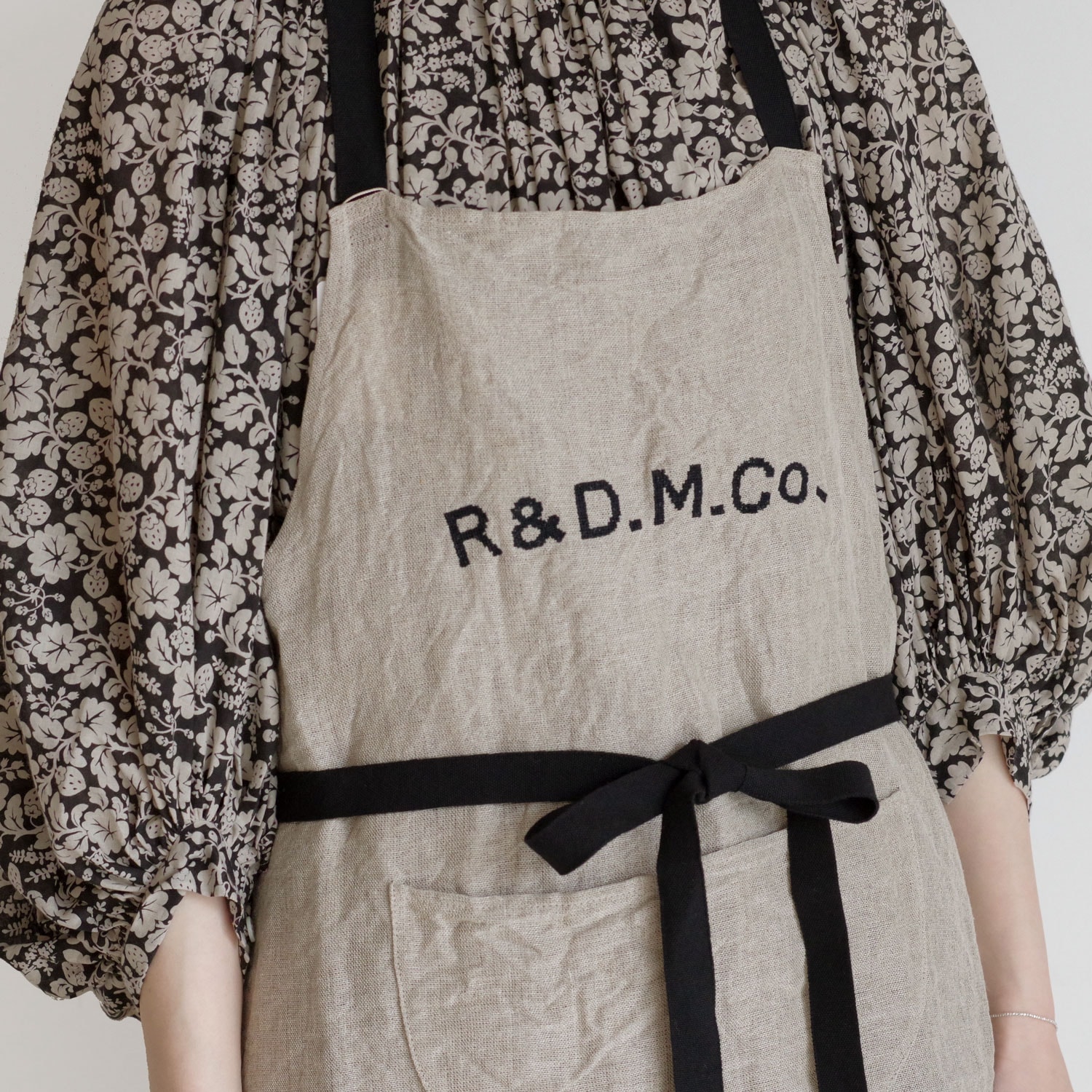 R&D.M.Co- ������ɥޥ󥺥ơ��顼 : EMBROIDERY APRON �ɽ����ץ���