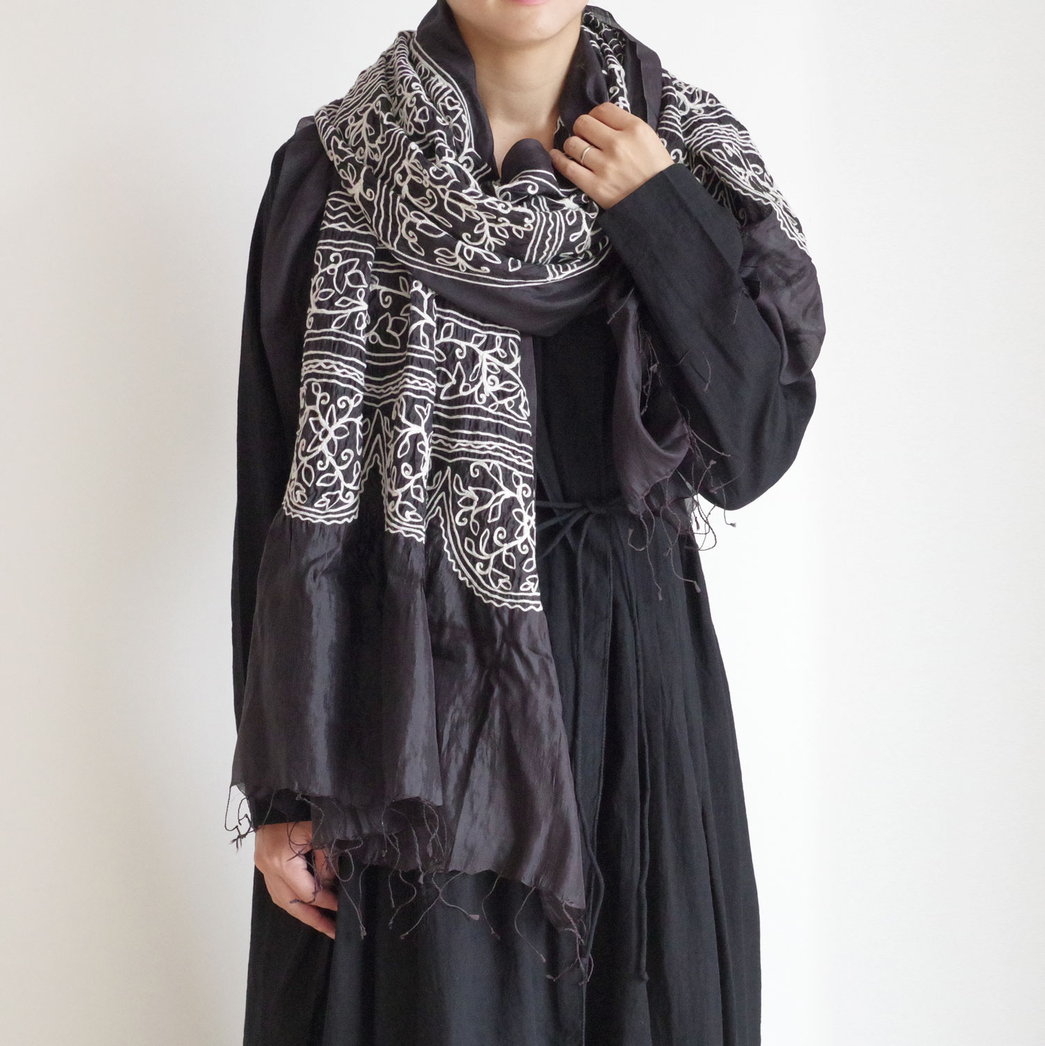 maku textiles マクテキスタイルズ : BIRGIT 刺繍シルクストール