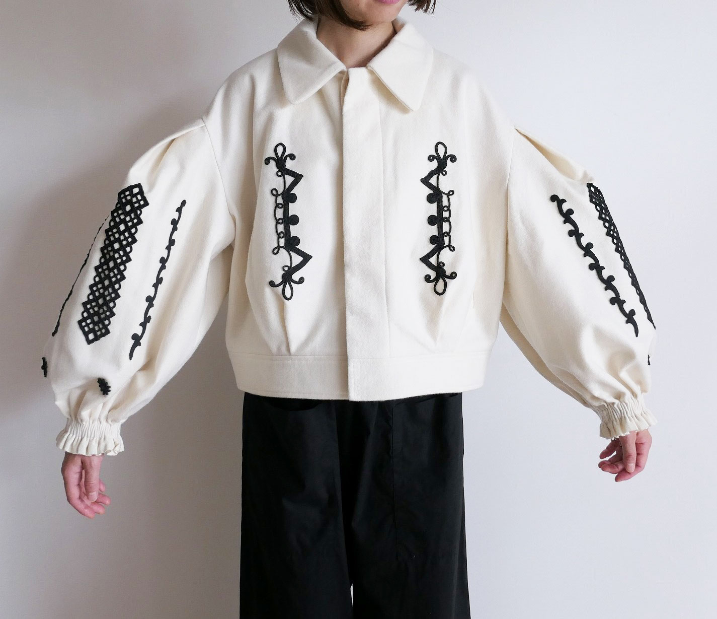 ��������ɥ���ꥪ���� ECOLE DE CURIOSITES��MARGUERITE With Braid Trim Loden Wool �ܥ�塼�ॹ�꡼�֥֥륾��