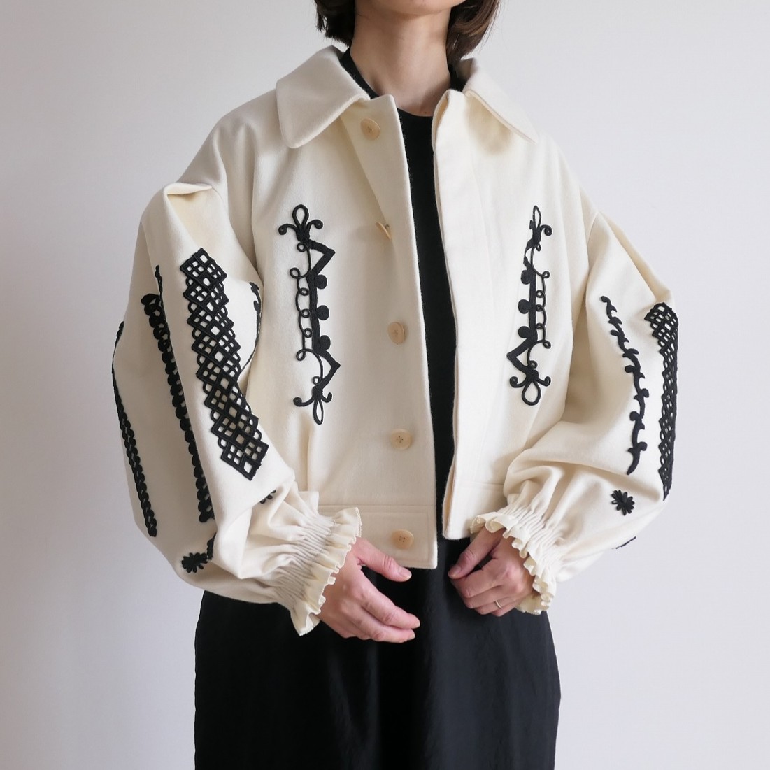 ��������ɥ���ꥪ���� ECOLE DE CURIOSITES��MARGUERITE With Braid Trim Loden Wool �ܥ�塼�ॹ�꡼�֥֥륾��