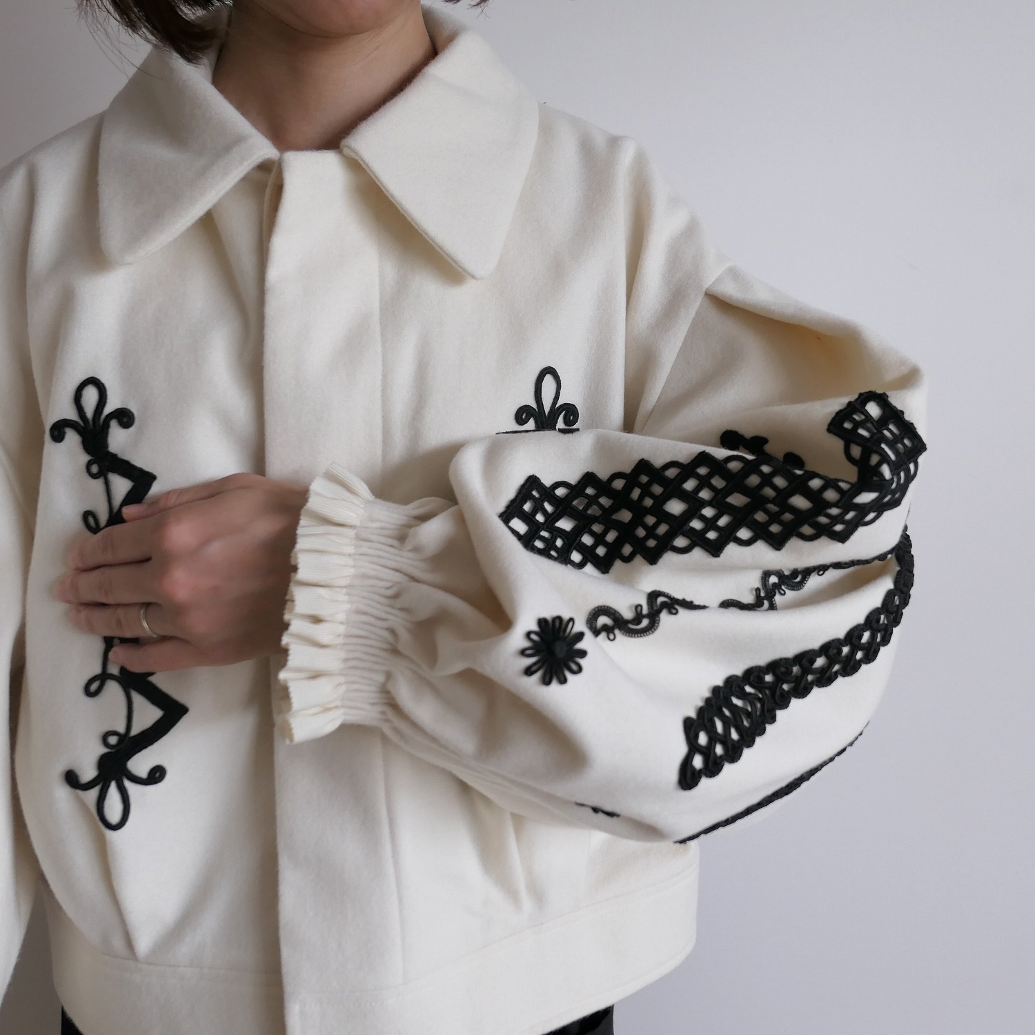 ��������ɥ���ꥪ���� ECOLE DE CURIOSITES��MARGUERITE With Braid Trim Loden Wool �ܥ�塼�ॹ�꡼�֥֥륾��