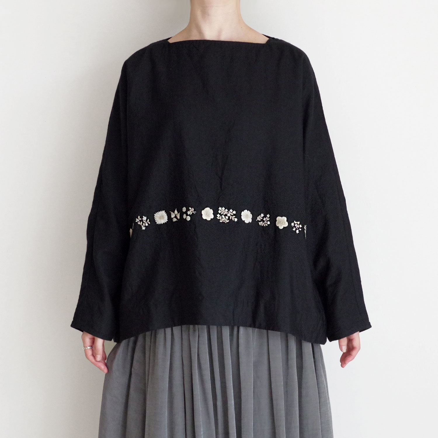 AODRESS �����ɥ쥹 : boat neck blouse with embroidery �ܡ��ȥͥå��֥饦��(Black)