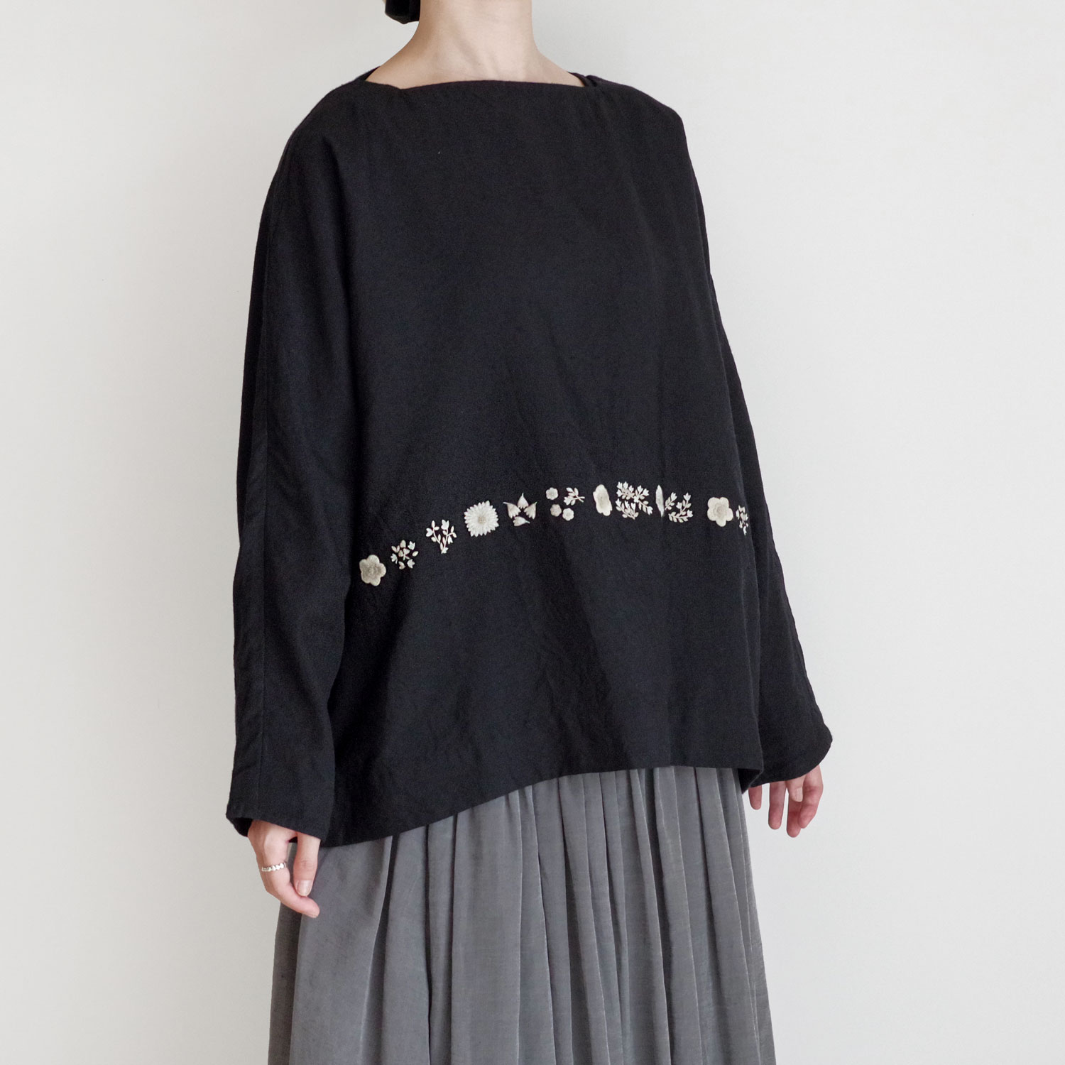 AODRESS �����ɥ쥹 : boat neck blouse with embroidery �ܡ��ȥͥå��֥饦��(Black)