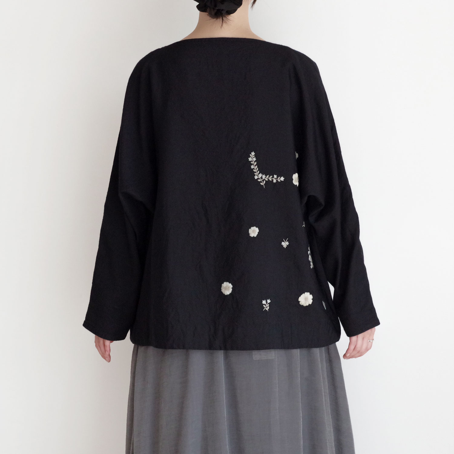 AODRESS �����ɥ쥹 : boat neck blouse with embroidery �ܡ��ȥͥå��֥饦��(Black)