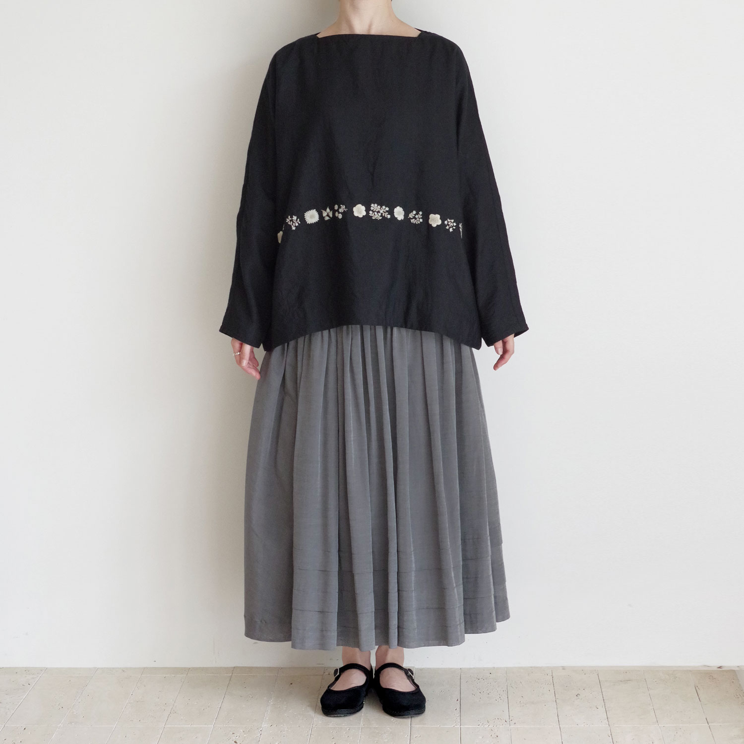 AODRESS �����ɥ쥹 : boat neck blouse with embroidery �ܡ��ȥͥå��֥饦��(Black)