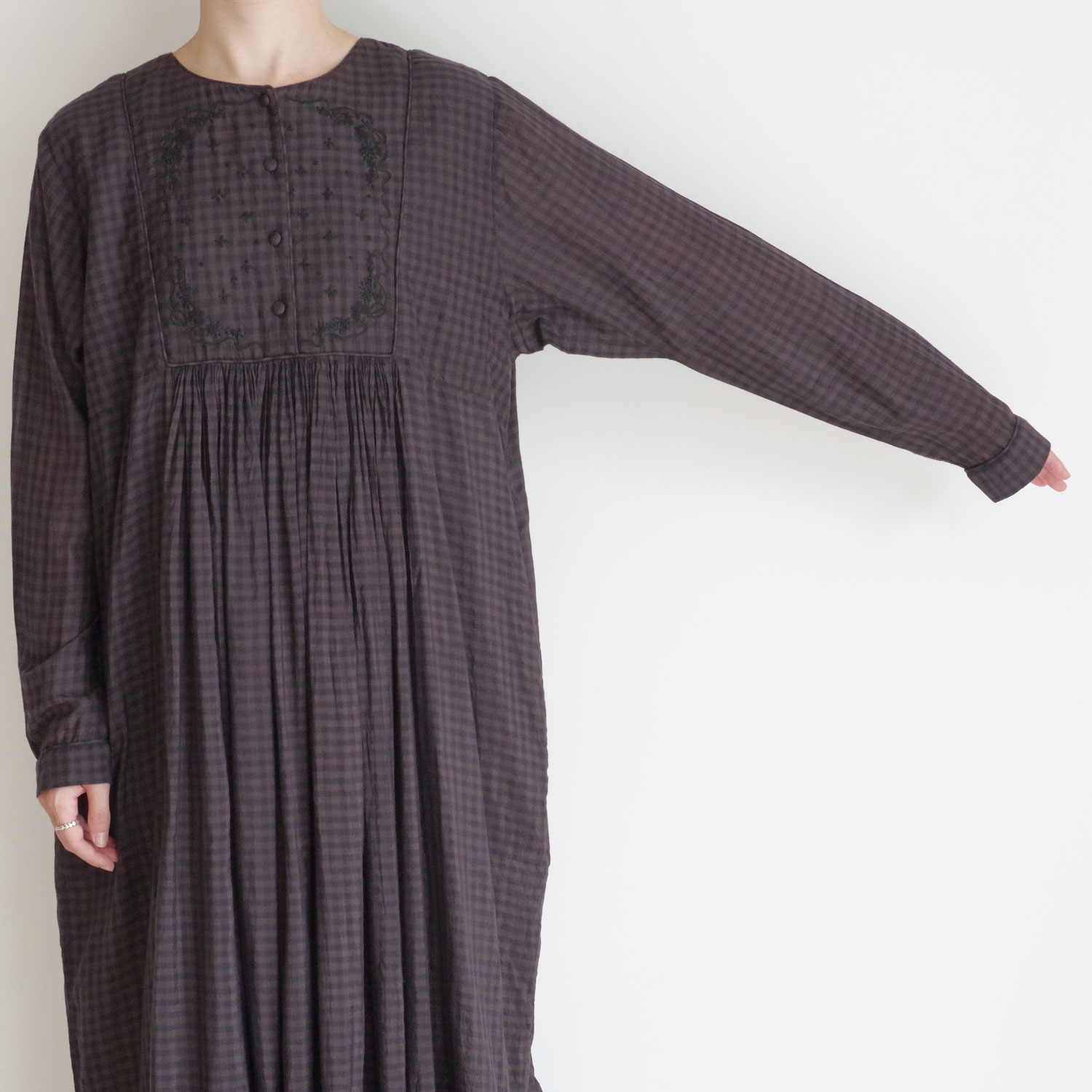 AODRESS �����ɥ쥹 : old 4 buttons yoke emb dress �衼���ɽ����ԡ���