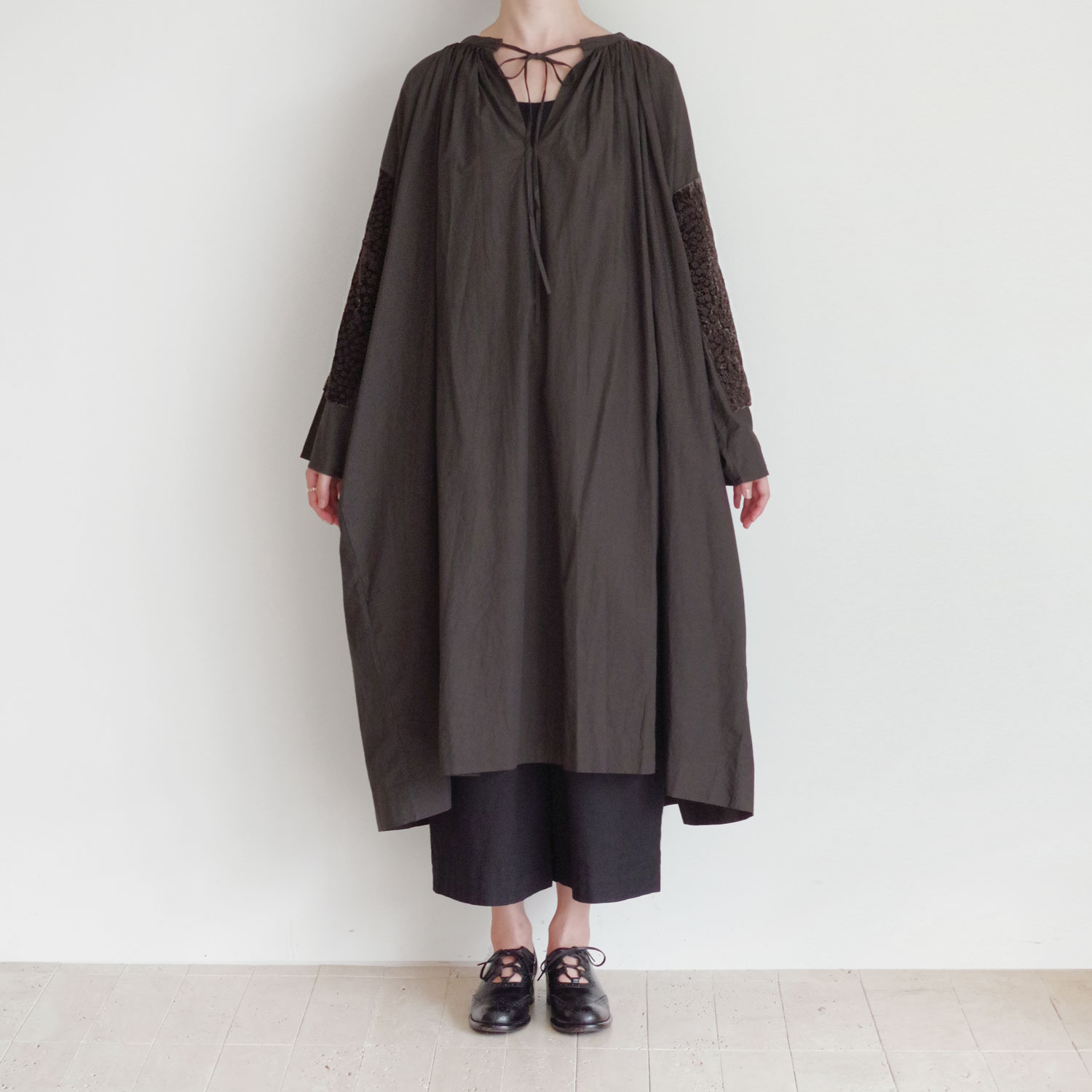 AODRESS �����ɥ쥹 : arm garden emb dress �����२��֥������꡼���ԡ���(d.brown)