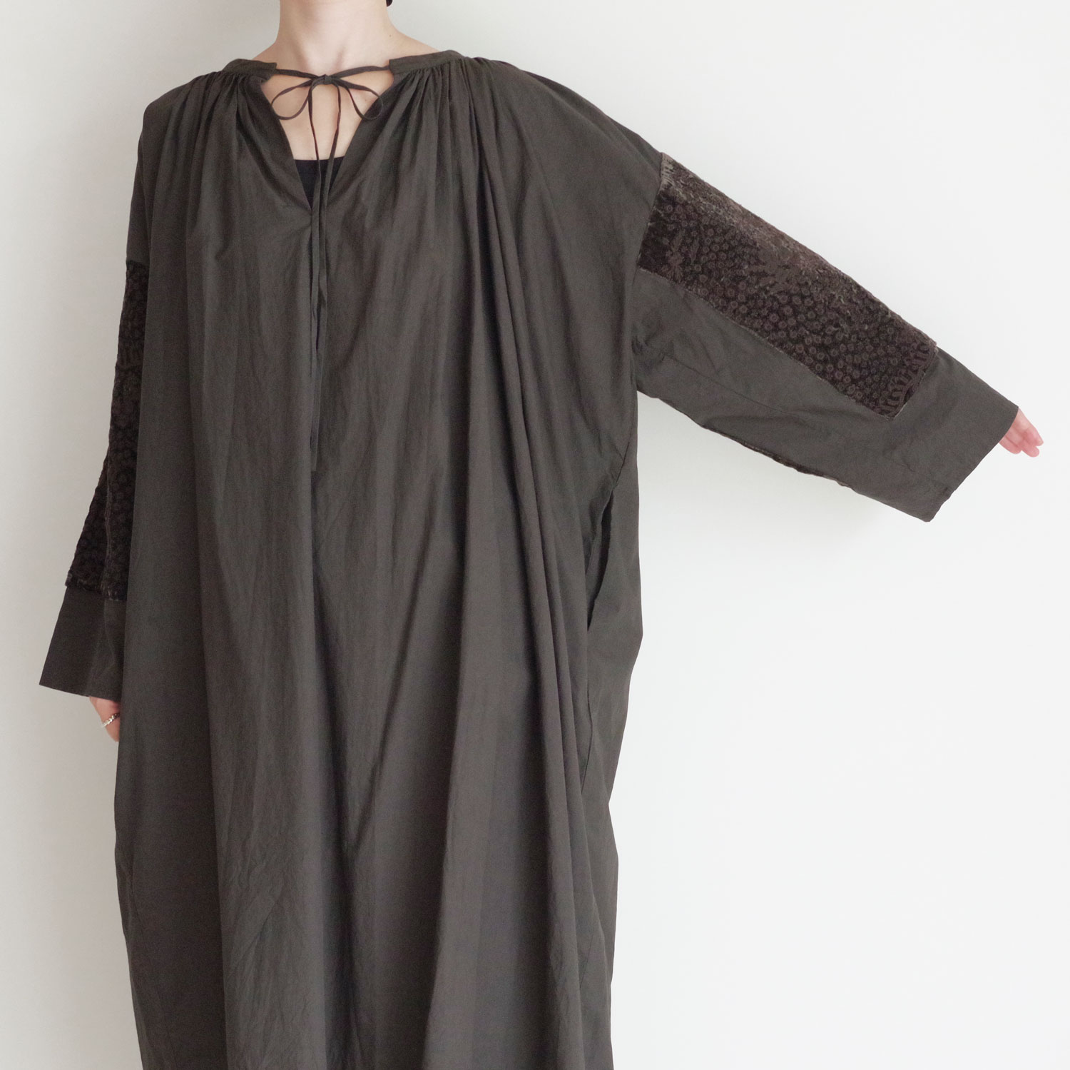 AODRESS �����ɥ쥹 : arm garden emb dress �����२��֥������꡼���ԡ���(d.brown)