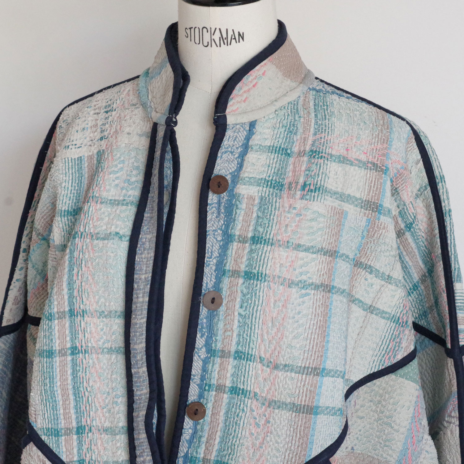 NAMAI �ʥޥ���THE LADHIYA QUILTED PATCHWORK KANTHA JACKET ��С����֥륫�󥿥���ȥ��㥱�å�