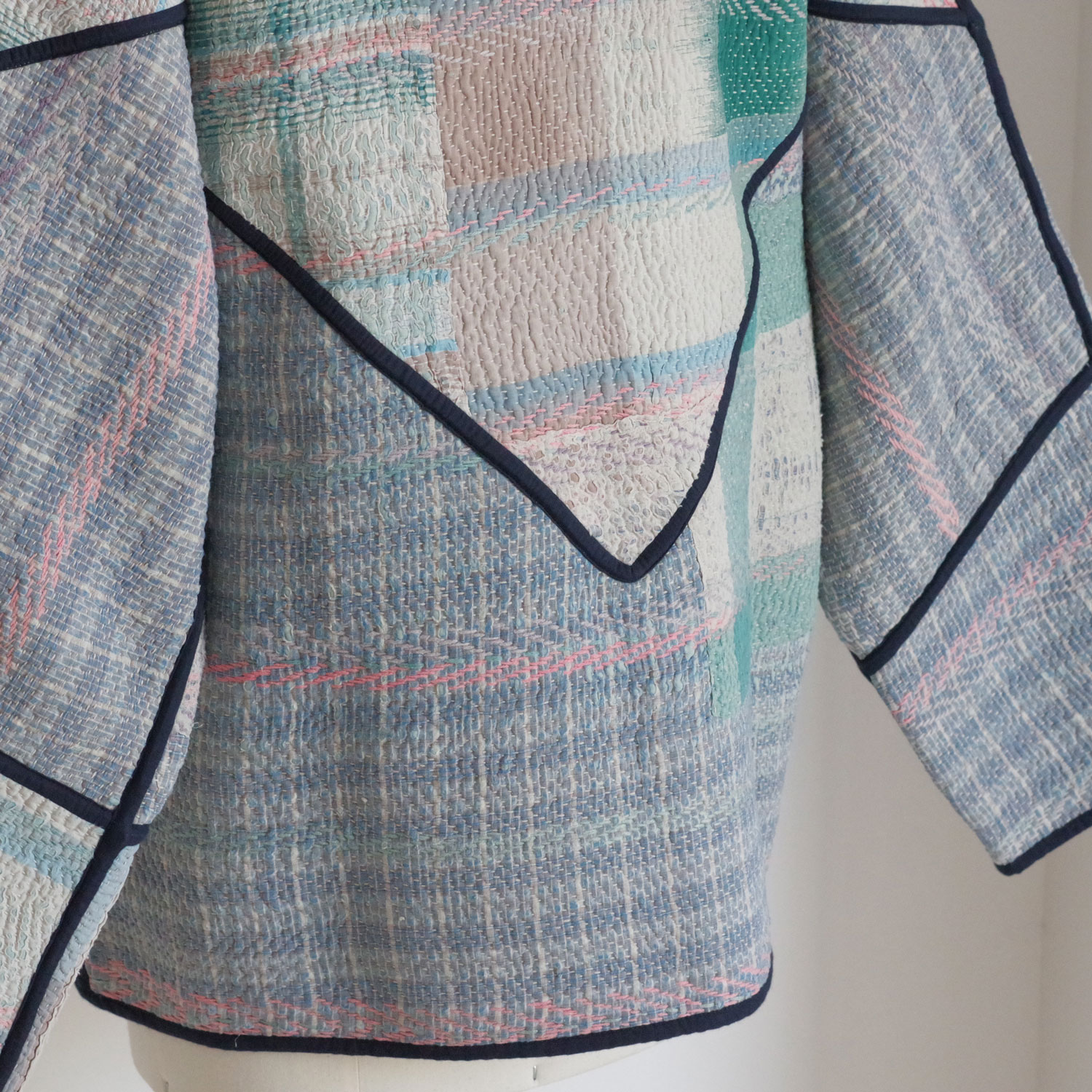 NAMAI �ʥޥ���THE LADHIYA QUILTED PATCHWORK KANTHA JACKET ��С����֥륫�󥿥���ȥ��㥱�å�