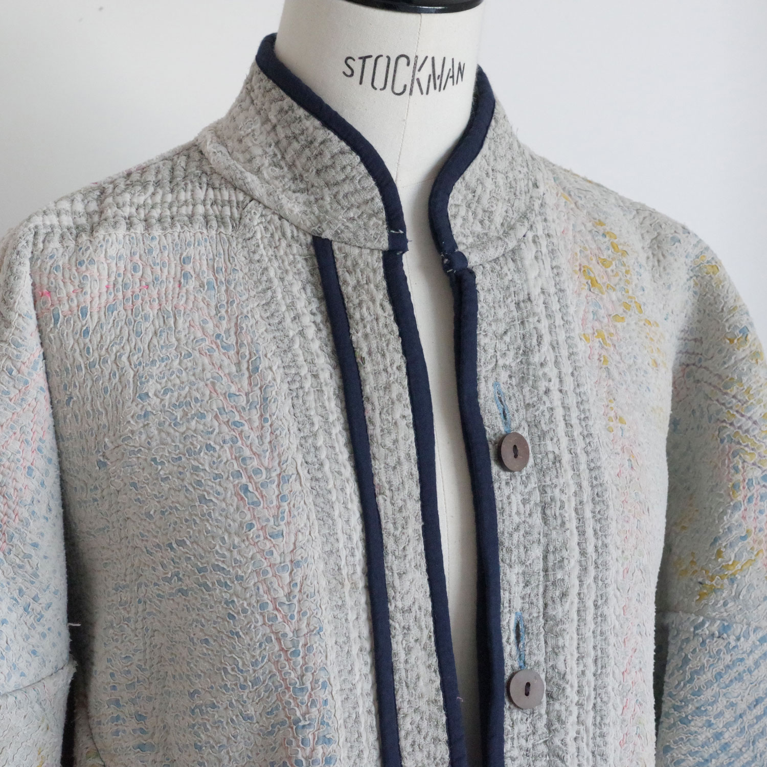 NAMAI �ʥޥ���THE LADHIYA QUILTED PATCHWORK KANTHA JACKET ��С����֥륫�󥿥���ȥ��㥱�å�