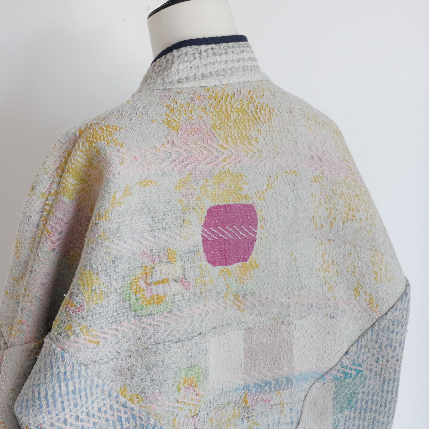 NAMAI �ʥޥ���THE LADHIYA QUILTED PATCHWORK KANTHA JACKET ��С����֥륫�󥿥���ȥ��㥱�å�