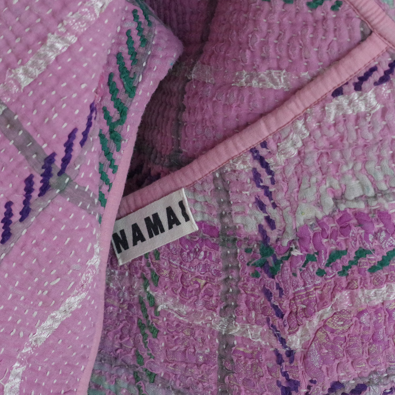 NAMAI �ʥޥ���THE LADHIYA QUILTED PATCHWORK KANTHA JACKET ��С����֥륫�󥿥���ȥ��㥱�å�