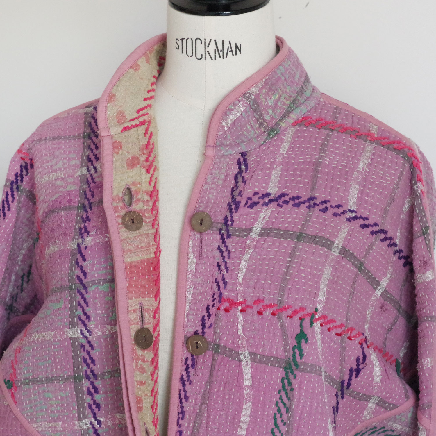 NAMAI �ʥޥ���THE LADHIYA QUILTED PATCHWORK KANTHA JACKET ��С����֥륫�󥿥���ȥ��㥱�å�