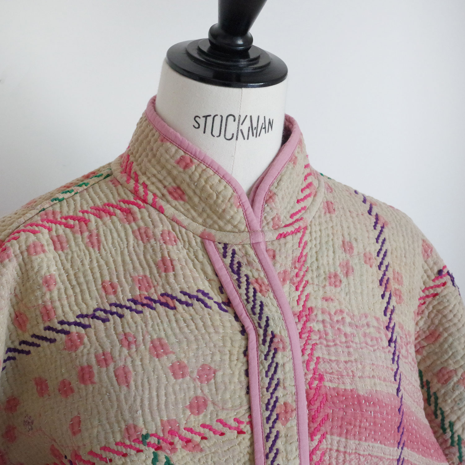 NAMAI �ʥޥ���THE LADHIYA QUILTED PATCHWORK KANTHA JACKET ��С����֥륫�󥿥���ȥ��㥱�å�