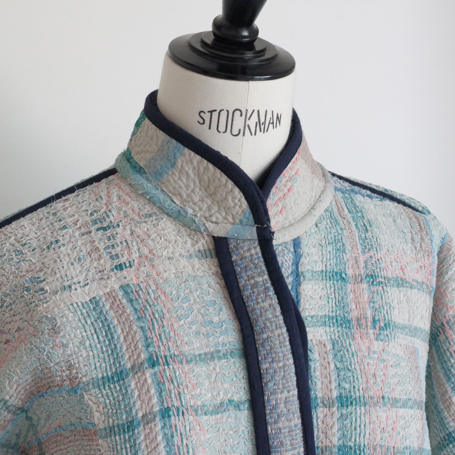 NAMAI �ʥޥ���THE LADHIYA QUILTED PATCHWORK KANTHA JACKET ��С����֥륫�󥿥���ȥ��㥱�å�