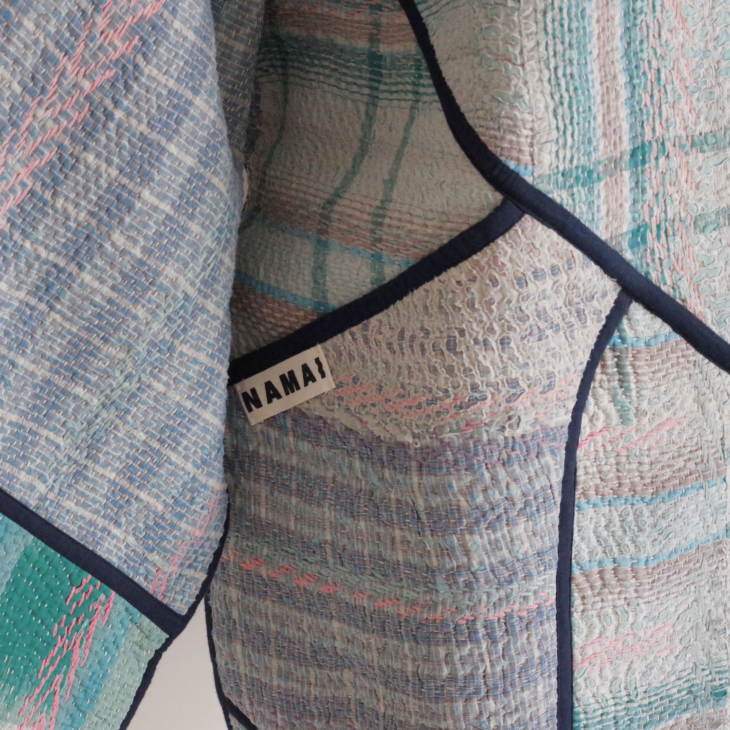 NAMAI �ʥޥ���THE LADHIYA QUILTED PATCHWORK KANTHA JACKET ��С����֥륫�󥿥���ȥ��㥱�å�