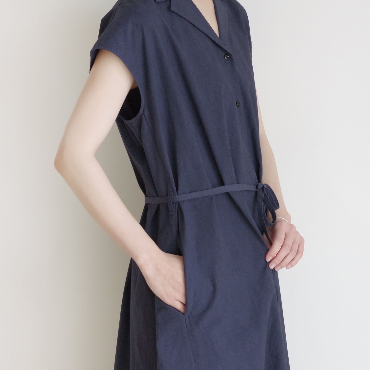 ECOLE DE CURIOSITES ��������ɥ���ꥪ���� : DAISY (Dark Navy) �����ץ󥫥顼���ԡ���