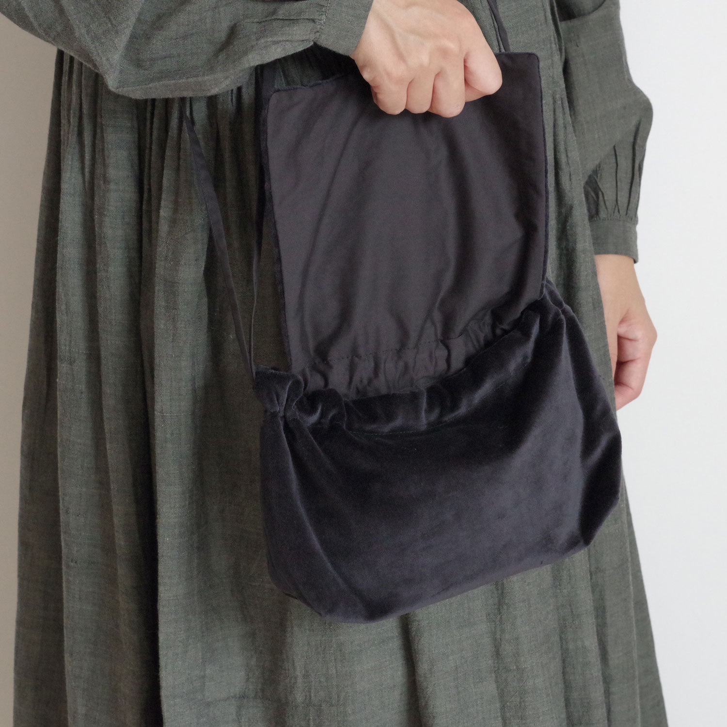 Khadi and Co ���ǥ�������ɥ��� : VELVET FLAP �٥�٥åȻɽ��ե�åץ��������ݡ���