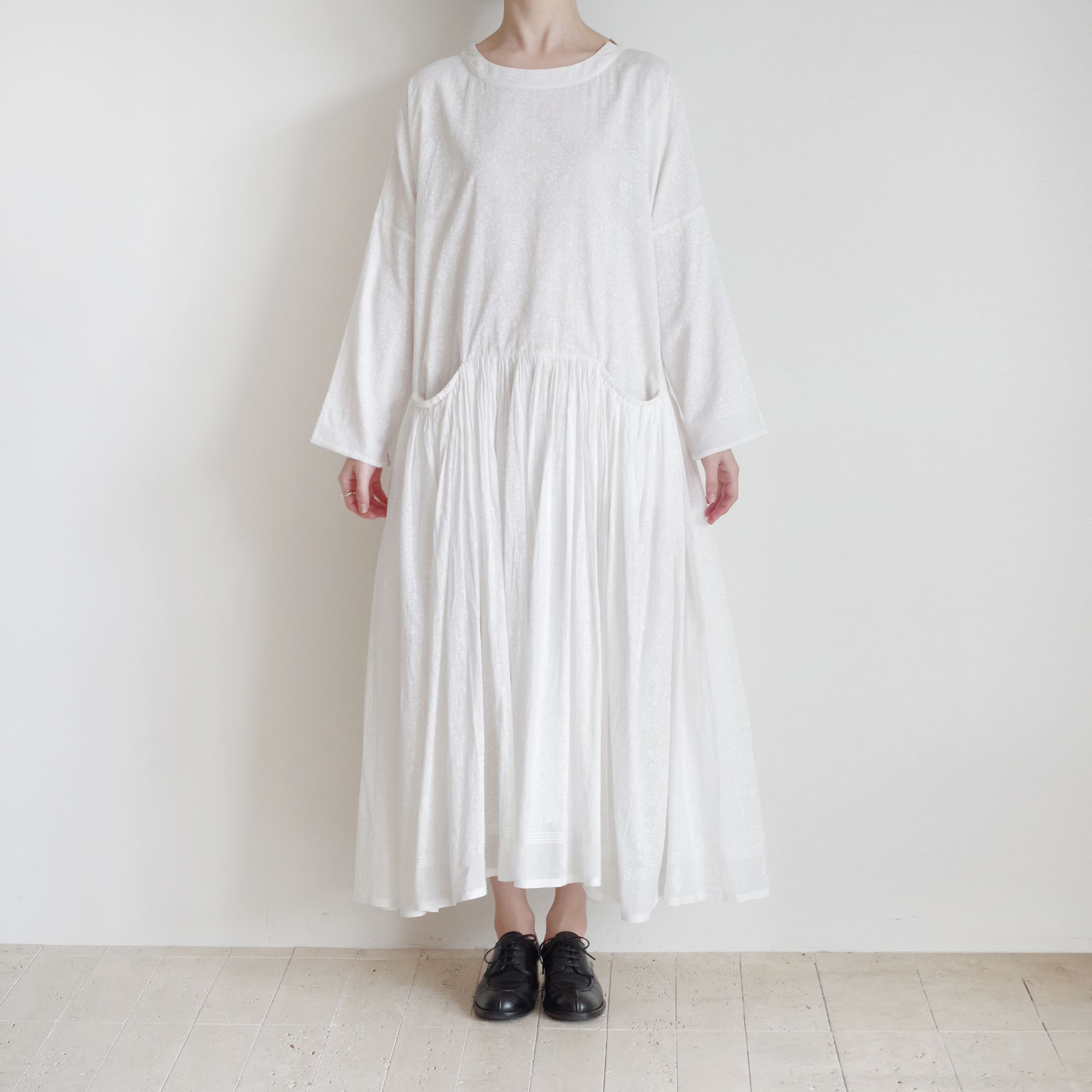 AODRESS �����ɥ쥹 : long sleeve front pockt dress��white�˥֥��å��ץ��ȥ��ԡ���