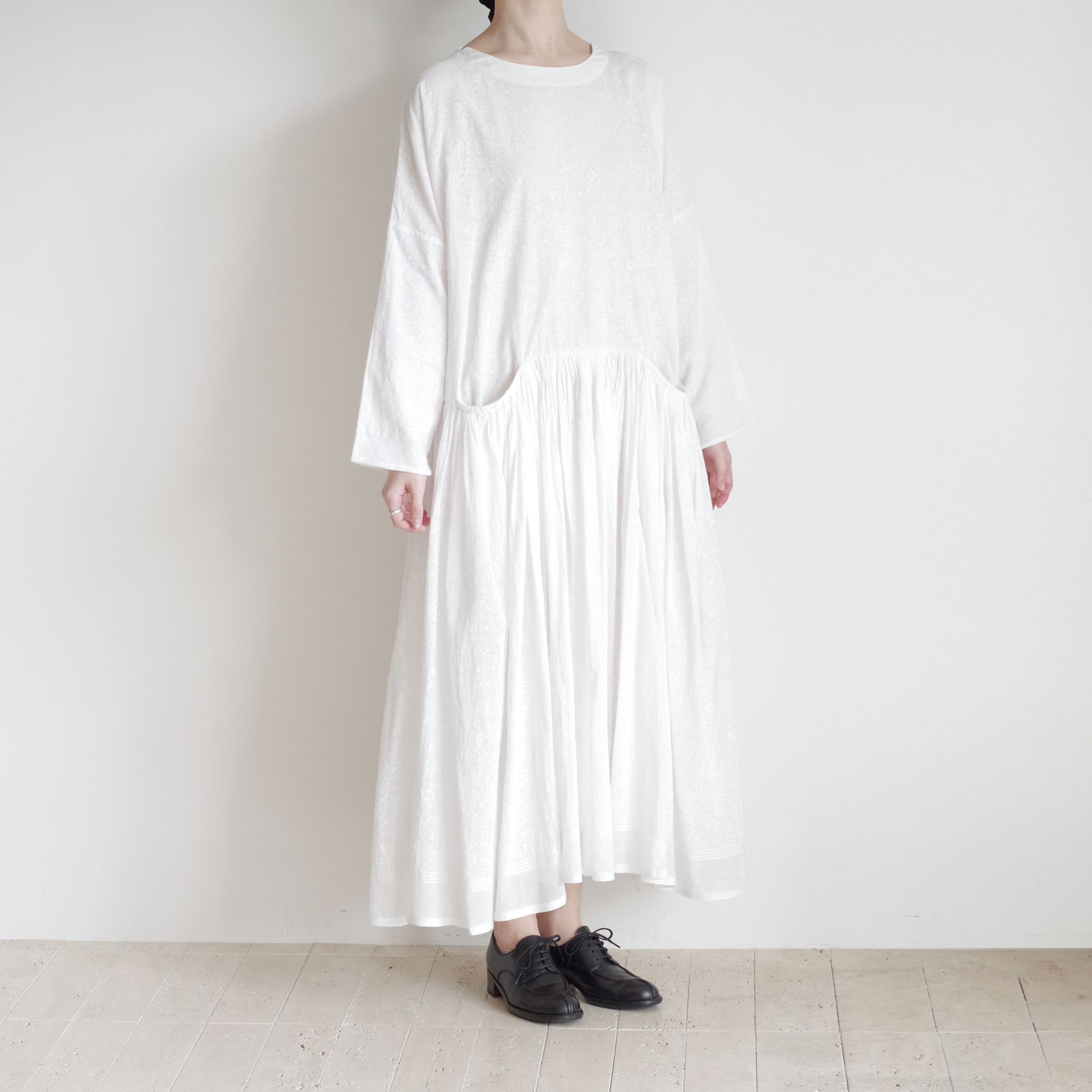 AODRESS �����ɥ쥹 : long sleeve front pockt dress��white�˥֥��å��ץ��ȥ��ԡ���