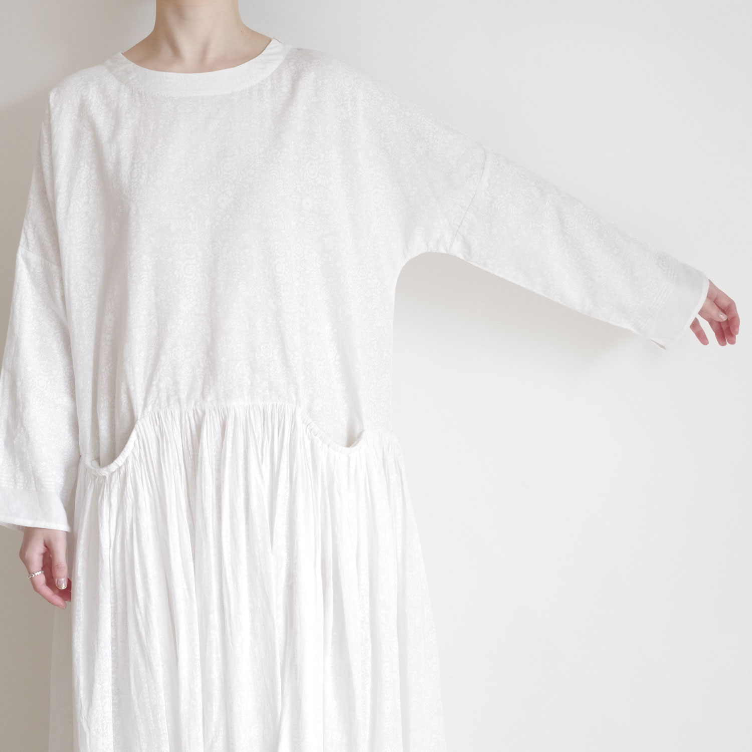 AODRESS �����ɥ쥹 : long sleeve front pockt dress��white�˥֥��å��ץ��ȥ��ԡ���