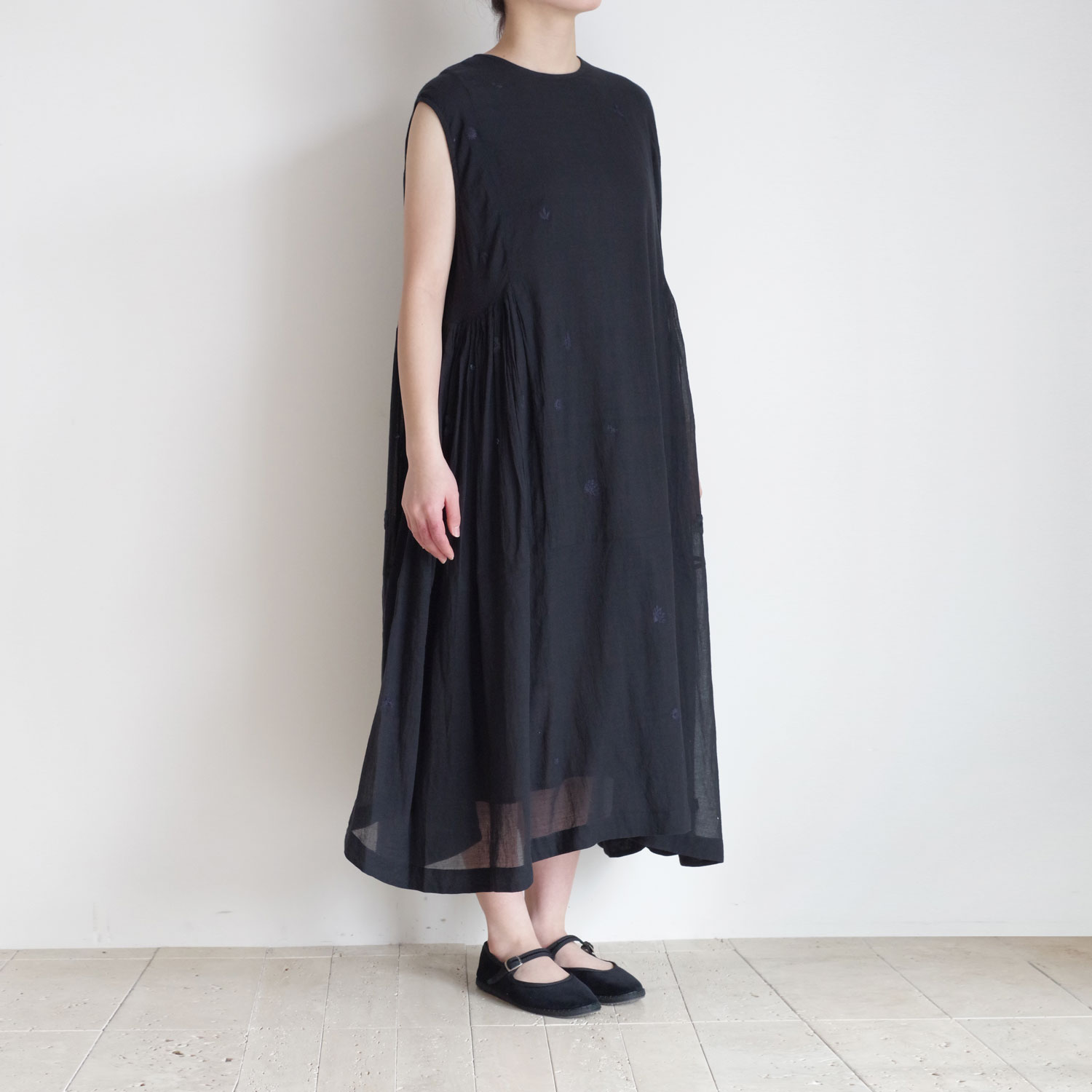 AODRESS �����ɥ쥹 : tiny niwa spray emb sleeveless dress (black-mid night) �����ɥ��㥶�����ԡ���