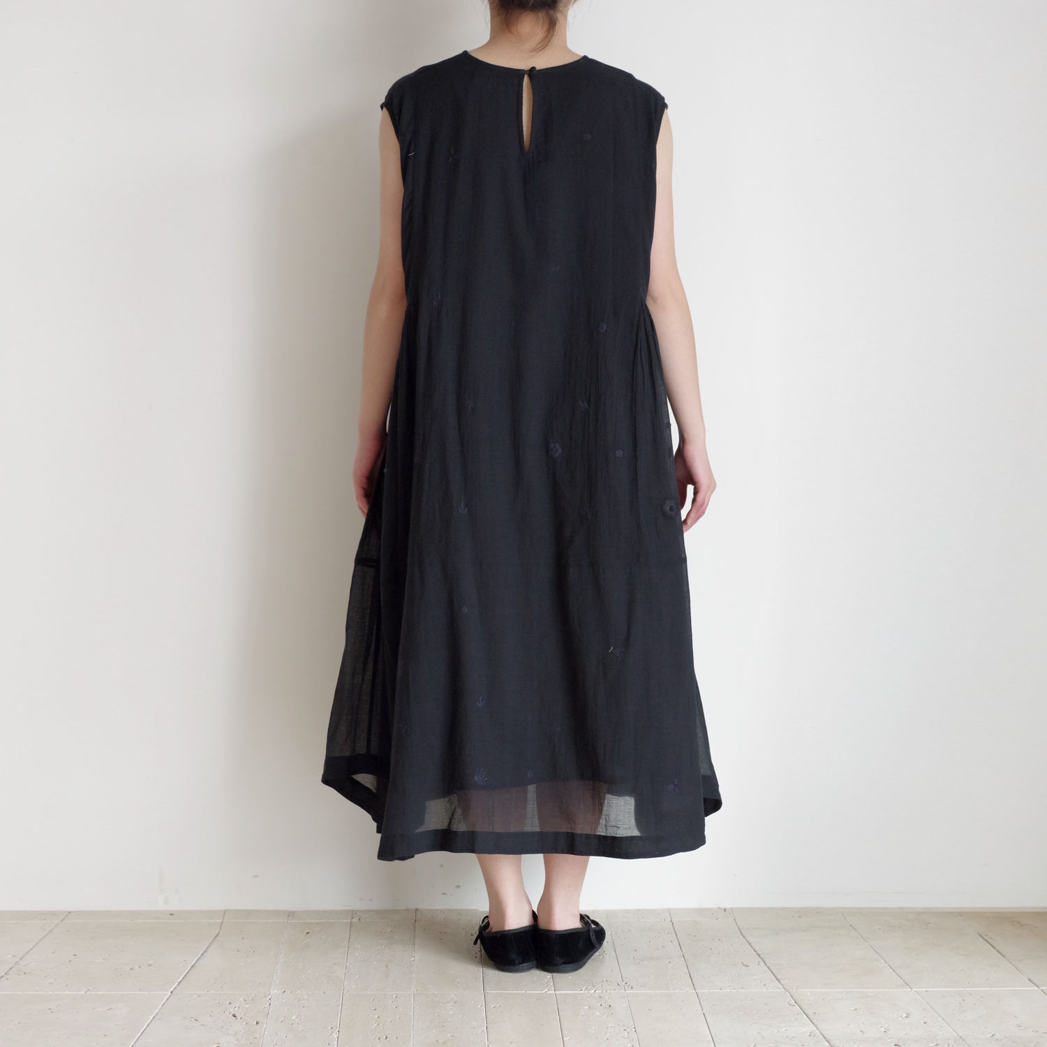 AODRESS �����ɥ쥹 : tiny niwa spray emb sleeveless dress (black-mid night) �����ɥ��㥶�����ԡ���