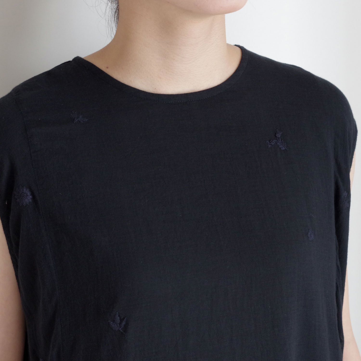 AODRESS �����ɥ쥹 : tiny niwa spray emb sleeveless dress (black-mid night) �����ɥ��㥶�����ԡ���