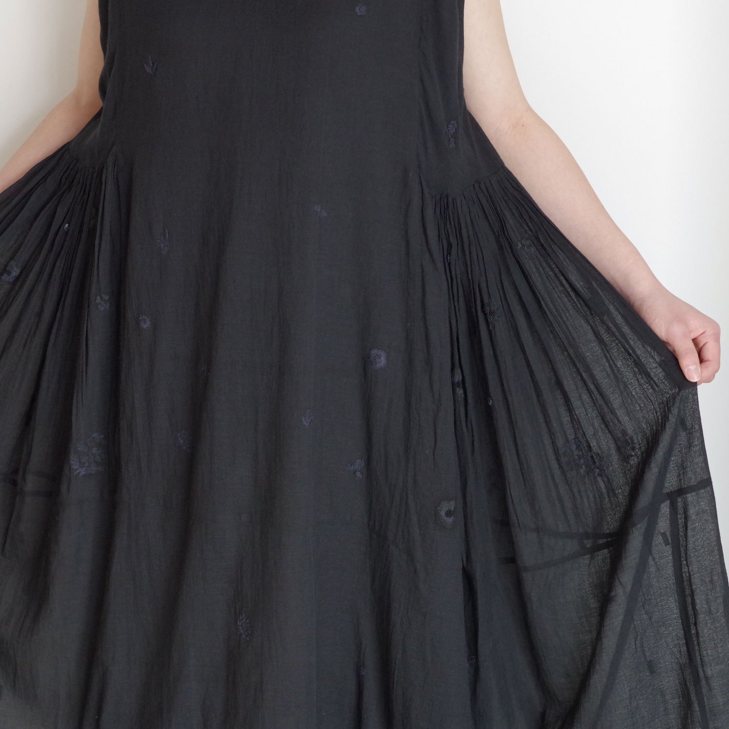 AODRESS �����ɥ쥹 : tiny niwa spray emb sleeveless dress (black-mid night) �����ɥ��㥶�����ԡ���