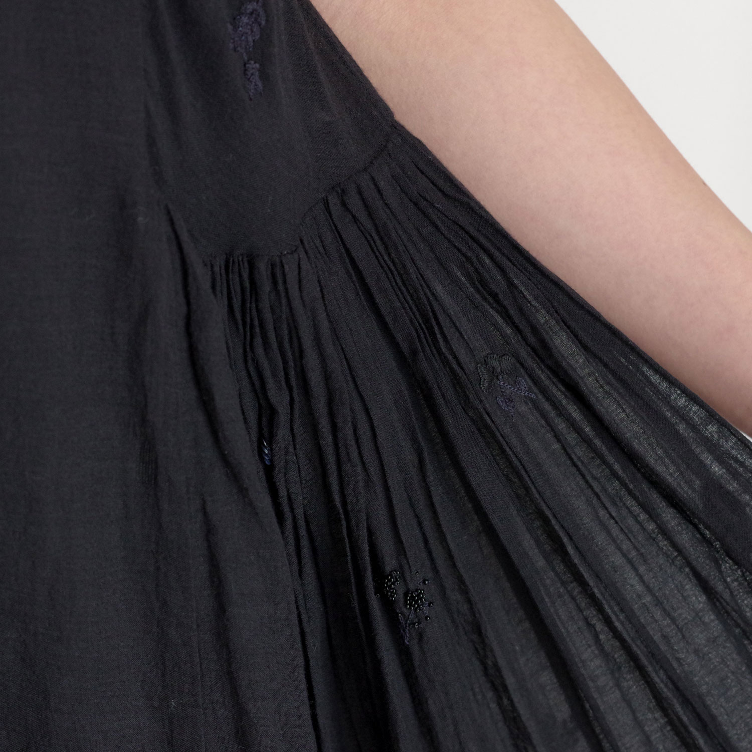 AODRESS �����ɥ쥹 : tiny niwa spray emb sleeveless dress (black-mid night) �����ɥ��㥶�����ԡ���