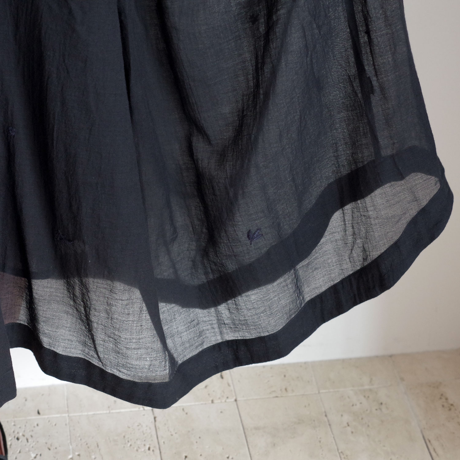 AODRESS �����ɥ쥹 : tiny niwa spray emb sleeveless dress (black-mid night) �����ɥ��㥶�����ԡ���