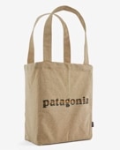 �ڥѥ����˥��� �ꥵ�����롦�ޡ����åȡ��ȡ��� [���顼�� '73 Text Logo: Classic Tan]��SP25�������谷Ź