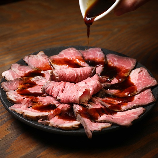 秋田肉醤 赤身肉ローストビーフ2個入り（肉醤シャリアピンソース付き）