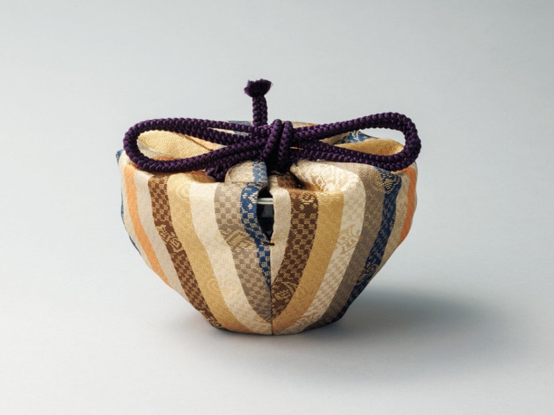 茶道具 鎌倉彫 花文香合 仕覆付 時代箱 V R8308