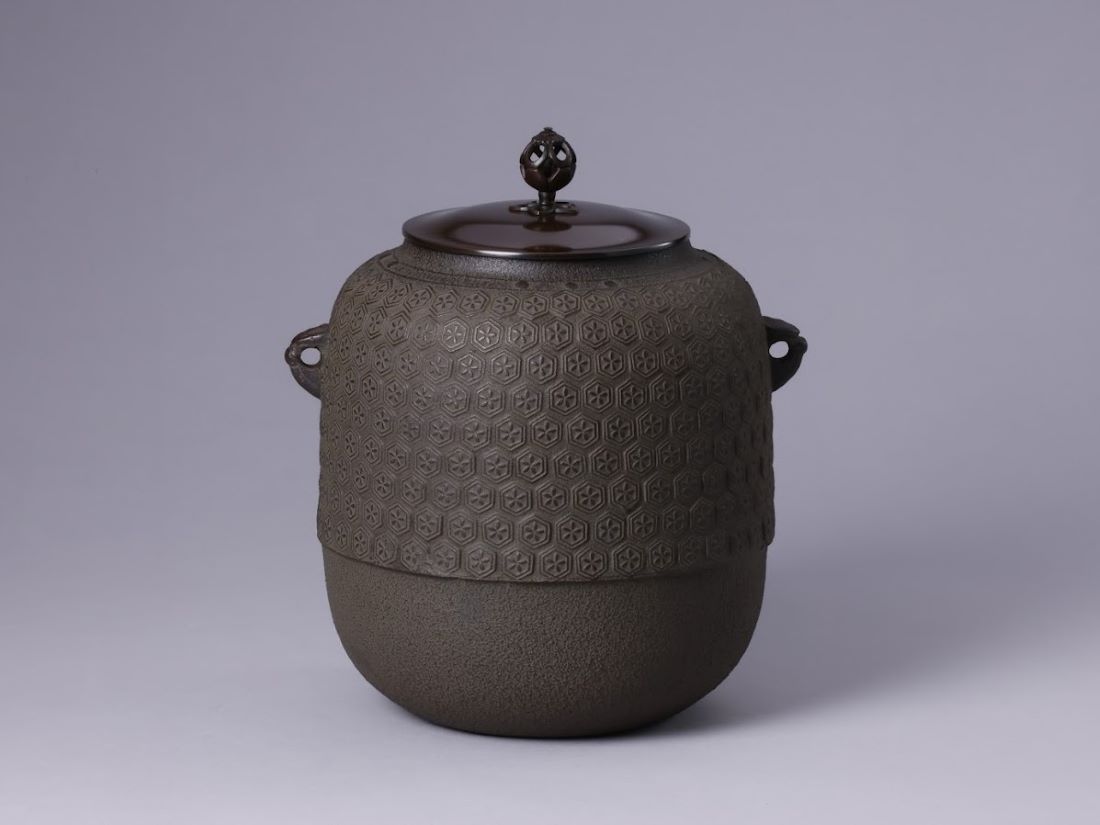 K24 茶道具 風炉釜 釜師 辰敏作 亀甲地紋 束束釜 透摘 唐銅 蓋付 茶釜