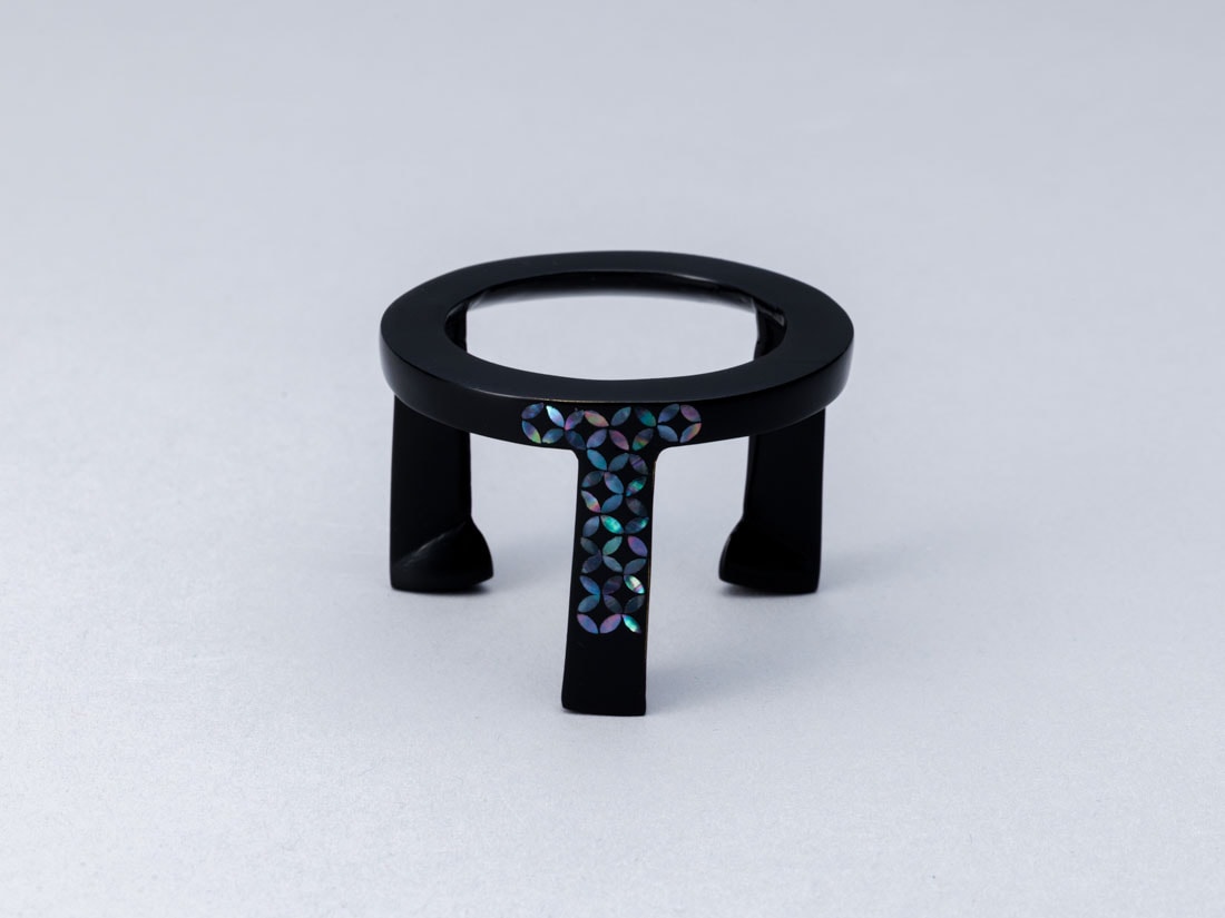 螺鈿七宝五徳蓋置 | 茶道具 | 淡交社 茶道具と茶席のきものオンライン