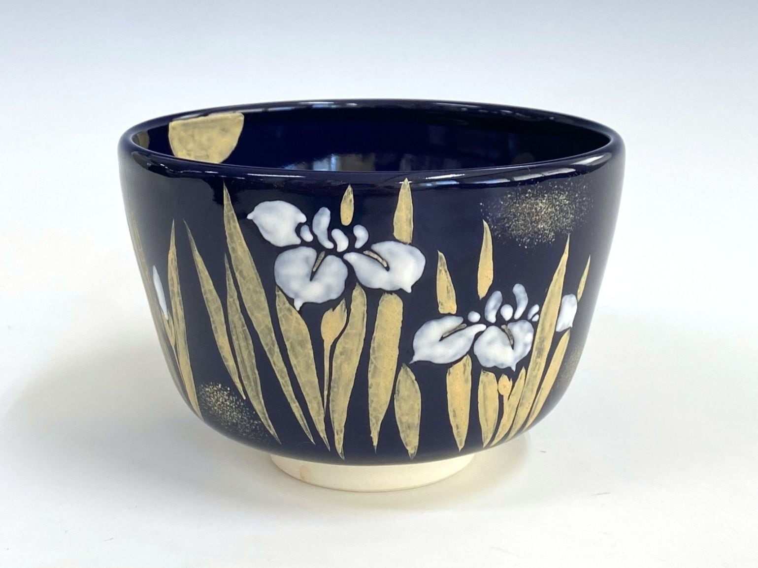 瑠璃釉 菖蒲に月絵茶碗 | すべての商品 | 淡交社 茶道具と茶席のきもの