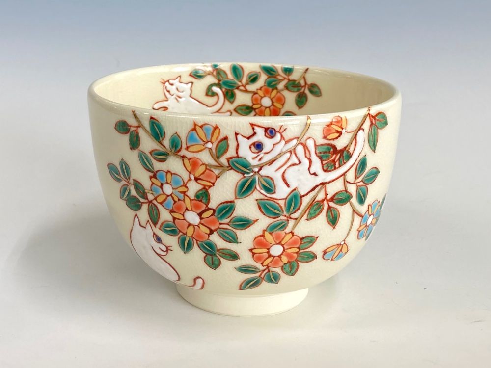 花と白ねこ絵茶碗 白色 | 特集,猫・鳥の意匠 | 淡交社 茶道具と茶席の