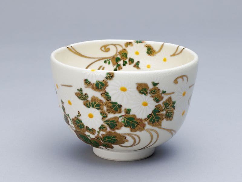 菊に流水絵茶碗 | 夏カタログ(No.326山水) | 淡交社 茶道具と茶席の
