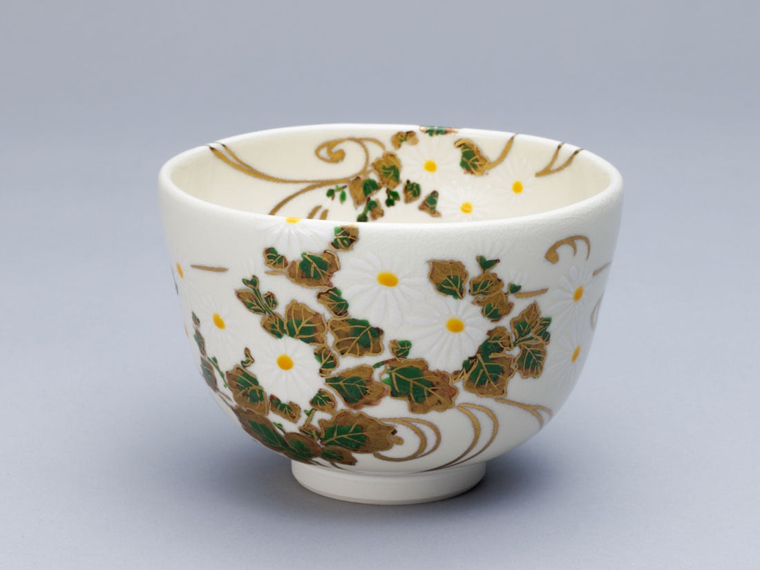 菊に流水絵茶碗 | 夏カタログ(No.326山水) | 淡交社 茶道具と茶席の