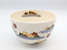 妻の作った　北欧風の犬神家　朝霧に浮かぶスケキヨ・イヌガミと斧琴菊の抹茶茶碗 オンラインショップ限定,茶道具 | 淡交社 茶道具と茶席のきもの