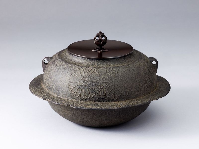 菊桐地紋 羽付平丸釜（置炉用） | すべての商品 | 淡交社 茶道具と茶席