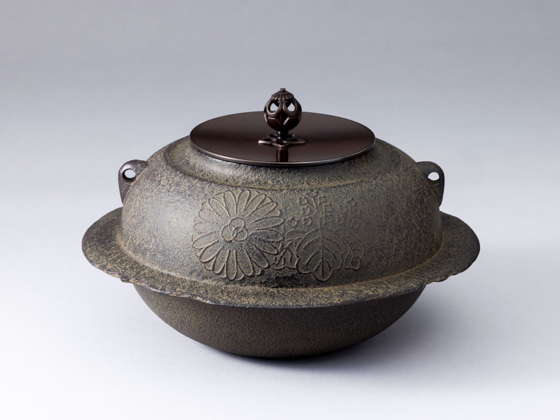 菊桐地紋 羽付平丸釜（置炉用） | すべての商品 | 淡交社 茶道具と茶席