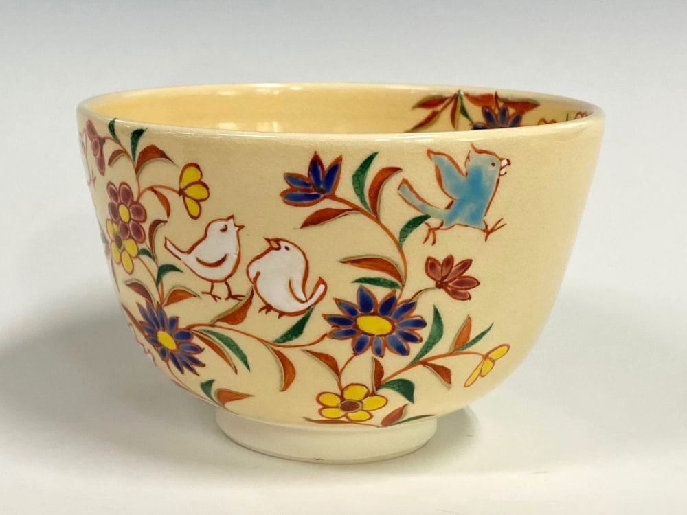 花と鳥の絵柄 陶器 茶碗 唐花鳥あそび絵茶碗 たまご色 | すべての商品 | 淡交社 茶道具と茶席の
