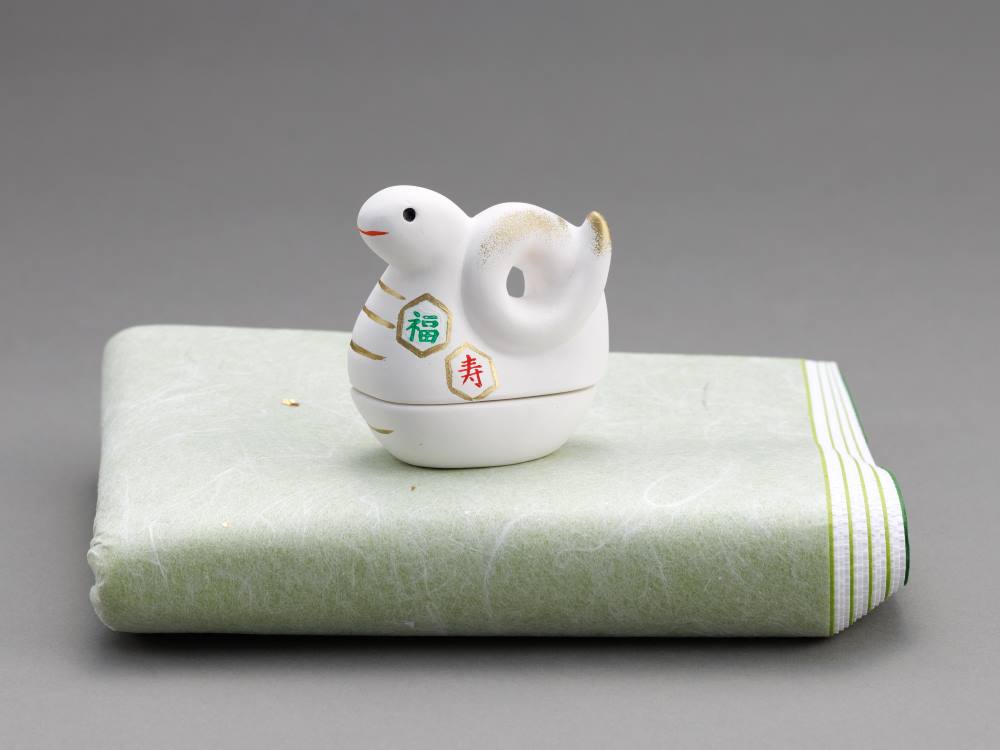a115 香合 蒲池窯 琵琶に巳 干支 へび 茶道具 茶道 a115 香合 蒲池窯 琵琶に巳 干支 へび 茶道具 茶道