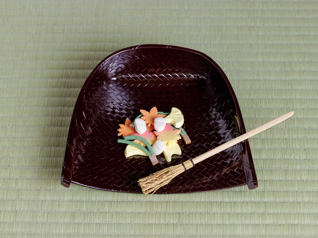 菓子器 菓子盆 茶道具 鶉 うずら 蓋物 取り箸付き ケース付き 茶道具 菓子器 干菓子器 干菓子盆 丸盆 青海盆 黄銅製 吉羽興兵衛作