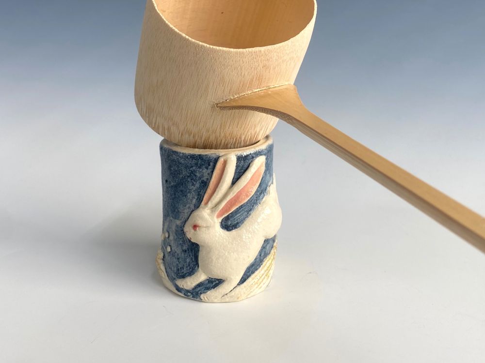 浪うさぎ蓋置 | すべての商品 | 淡交社 茶道具と茶席のきもの