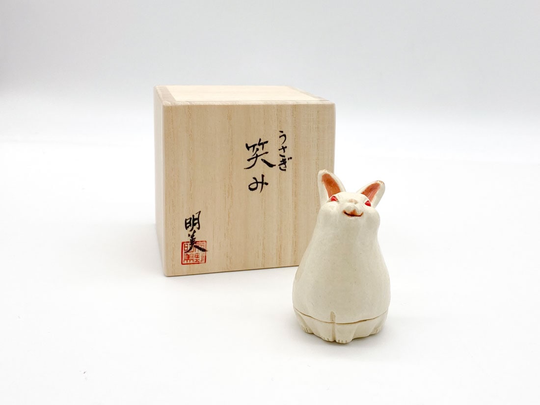 笑みうさぎ香合〈いろ〉 | すべての商品 | 淡交社 茶道具と茶席の